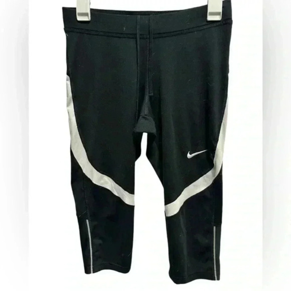 NIKE BLACK AND WHITE CAPRI LEGGINGS